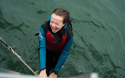 Girl-screaming-jetty-jump-aberdovey-small-400x250
